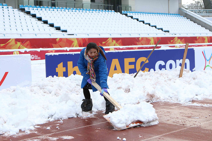 Tuyết ngừng rơi, sân Thường Châu được dọn dẹp chờ chung kết U23